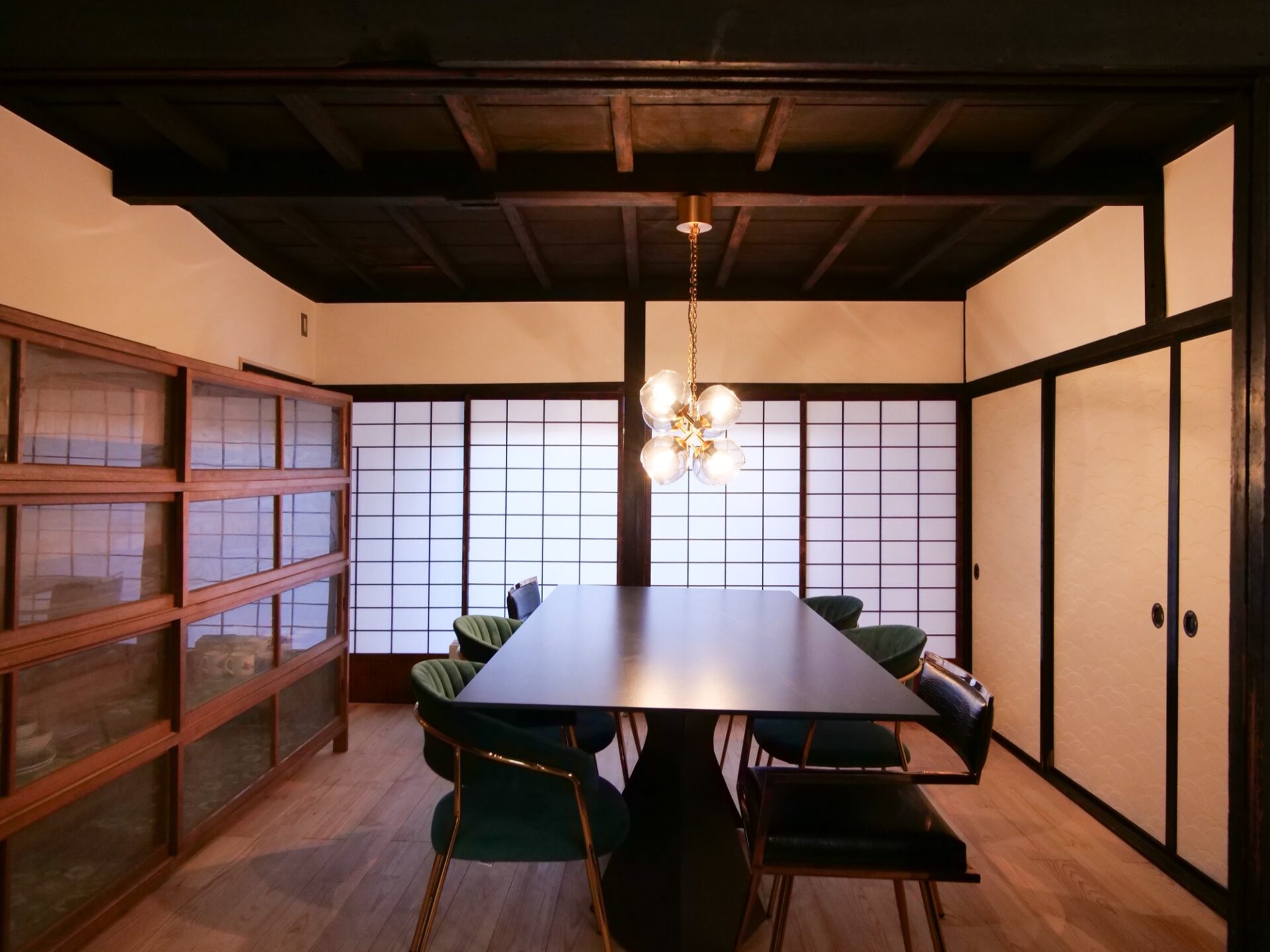 和モダンに生まれ変わったダイニング。障子や格子棚が和の趣を残しながら、モダンな照明とチェアで現代の暮らしにフィットした松本市のリノベーション事例。